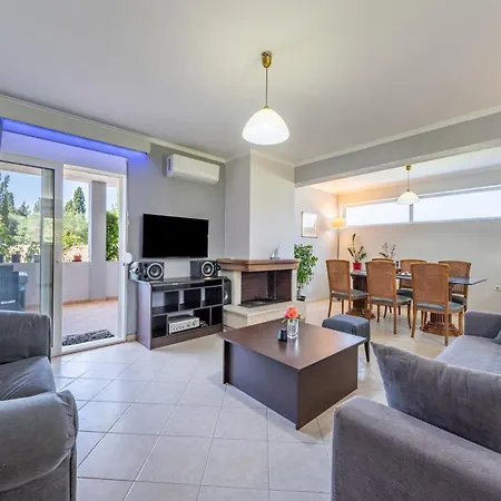 Starry Sky Luxury 4 Apartment Lefkímmi